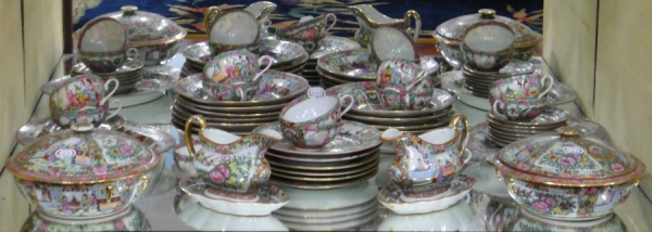 Aparelho de jantar, café e chá de porcelana polonesa Koenigszelt, na cor  branca com pequenas flores - Arremate Arte