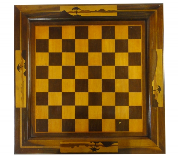 a) Jogo de xadrez em madeira marchetada e pedras entalh