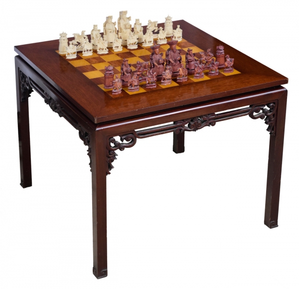 Tabuleiro de xadrez com um conjunto completo de peças de xadrez na