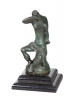 SONIA EBLING (1918-2006) - "Nu sentado", escultura em bronze  patinado. Base em granito negro. Alt. 35cm. Assinado. Reproduzido com foto no catalogo.