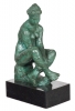 BRUNO GIORGI (1905-1993) - "Nu sentado", escultura em bronze patinado. Base em granito negro. Alt. 43cm. Assinado. Exemplar similar  reproduzido na pag. 32 no livro "Bruno Giorgi 1905-1993" por "Piedade Grimberg".  Reproduzido com foto no catalogo.