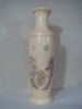 Vaso balaústre em marfim policromado ornamentado com paisagem oriental, pagodes e personagens. Apresenta na outra face poema lavrado com marcas do ateliê. Alt.26cm
