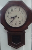Relógio de parede da marca Junghans. Caixa em madeira, mostrador guarnecido com moldura octavada.  Alemanha -1900. Funcionando.