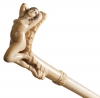 Rara bengala em osso polido com castão finamente esculpido em marfim representando "Escrava nua". Alemanha - sec. XIX. Reproduzida com foto no catalogo.
