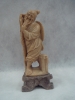 Rara escultura esculpida em pedra dura representando "Camponês com cajado". Alt.17cm. China-Séc.XIX