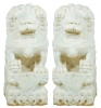 Extraordinário casal de cães de fó esculpidos em marmore branco. Alt.72cm. China, sec. XVIII/XIX. Reproduzido com foto no catalogo.