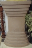 Coluna ovalada em alabasto com tampo e base em degraus. Alt.80cm.