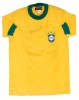 Camisa 10  utilizada por Pele em jogos da Seleção Brasileira logo após a Conquista do Tricampeonato Mundial de Futebol (México - 1970).  Autografada pelo Rei e emoldurada. Reproduzido com foto no catalogo.