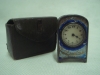 Antigo relógio suiço de cabeceira (chavinha)  em prata contrastada 925mls e esmaltada. Estojo original em couro. (no estado).