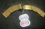 Antiga pulseira para relógio em ouro baixo, com decoração tijolinho. Peso: 37,2g.