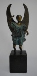 A. BERNACCHI. "O Arcanjo", escultura em bronze patinado e dourado. Base em granito negro. Alt.: 40cm. Assinado.
