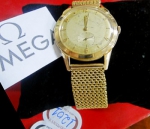Antigo relógio suíço masculino de pulso da marca "Ômega - Automatic". Caixa e pulseira em ouro 18k contrastado. Peso: 78g.