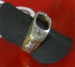 Antigo anel de formatura em ouro 18k, ouro branco e 2 brilhantes laterais. Peso: 7,7g. Aro 12. (Falta pedra central).