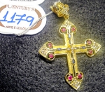 Antigo crucifixo em ouro 18k - 750 mls contrastado, rubelitas, safiras navetes e 22 brilhantes. Peso: 6g.