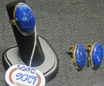 Conjunto de anel e par de brincos em ouro 18K - 750mls contrastado com lapislazule cabochon. Peso bruto: 18,5g. Aro: 14.