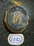 Antigo guarda lembrança em ônix guarnecido com ouro 18k e diamantes, tendo ao centro letra "M". (Com trincados). Peso: 7,5g.
