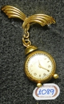 Antigo relógio suíço de lapela no feitio de despertador da marca "Dulux". Caixa e guarnições em plaque d'or. Funcionando.