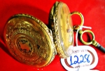 Antigo relógio suíço de bolso com caixa em ouro 18k contrastado com tampa finamente guilhochada e lavrada. Peso: 33,6g. Mecanismo a corda com chavinha.