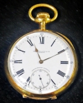 PATEK PHILIPPE & CIE - GENEVE. Antigo relógio suíço de bolso da marca "Patek Phillippe", modelo 22 linhas em ouro 18k contrastado e guilhochado. Fabricado com exclusividade para "Chronômetro Gondolo". Diam.: 55mm. Peso:132g. Funcionando.