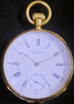 PATEK PHILIPPE & CIE - GENEVE. Antigo relógio suíço de bolso da marca "Patek Phillippe" em ouro 18k contrastado e guilhochado. Diam: 48mm. Peso: 91,3g. Funcionando. (Pequeno arranhado no vidro).