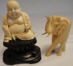 Duas figuras esculpidas em marfim representando "Buddah" e "Elefante". Base do "Buddah" em madeira trabalhada. Alt.: 8cm. China - 1900.