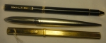 Três canetas esferográficas diversas das marcas "H. Stern", "Natan" e "Corum". Caixas em plaque d'or, metal prateado e negro.