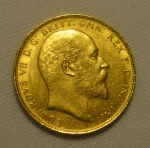 Libra em ouro 22k do período "Edward VII", datada de 1909M. Peso: 8g.