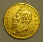 Moeda italiana em ouro 22k no valor de 20 liras, datada de 1863. Peso: 6,5g.