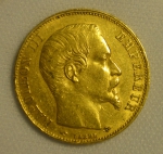 Moeda francesa em ouro 22k no valor de 20 francos, datada de 1856A. Peso: 6,4g.
