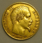 Moeda francesa em ouro 22k no valor de 20 francos, datada de 1857A. Peso: 6,4g.