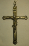 Antigo crucifixo de bispo em prata brasileira. Ponteiras e inscrições lavradas e cinzeladas.