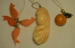 Seis pendentes em coral com guarnições em ouro 18k no feitio de "peixes, carpa e fruto".
