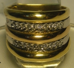 Magnífico anel em ouro 18k de 2 tons no feitio de alianças e meia alianças com 20 brilhantes. Aro 28.