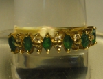 Meia aliança em ouro 18k - 750mls contrastado, 6 esmeraldas navetes e 10 brilhantes. Aro 21.