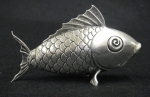 Paliteiro em prata lavrada e cinzelada em feitio de "peixinho". Comp.: 11cm.