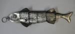 Peixe articulado em prata de lei brasileira. Comp.: 38cm. Peso: 210g.