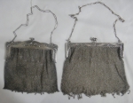 Duas antigas bolsas para festas com hastes e malha em prata. Peso: 320g.