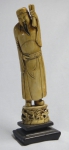 Figura esculpida em marfim representando "Imortal com Adereço". Base em madeira. Alt.: 27cm. China - séc. XIX.