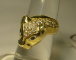 Magnífico anel no feitio de "cabeça de pantera", padrão "Cartier" em ouro 18k - 750 mls contrastado e 23 safiras brancas. Olhos em safira. Marca de designer. Aro 15.