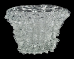 Grande vaso em formato de cactus em grosso vidro moldado de Murano. Alt.: 29 cm. Assinado.  (Em função da fragilidade, este lote só poderá ser enviado para fora do estado através de transportadora ou pelo sistema aéreo "JAD LOG").