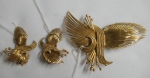 Antigo conjunto de par de brincos e broche no feitio de "ramos" em ouro 18k. Peso: 28,8g.