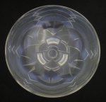 ANDRÉ HUNEBELLE (FRANÇA, SÉC. XIX/XX). Coupe art deco em vidro opaliscente decorado no estilo com geométricos (circa 1930). Diam.: 30cm. Assinado.