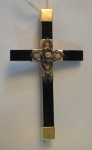 Broche do séc. XIX no feitio de "crucifixo" em cristal negro guarnições em ouro 18k e pérola central. Alt.: 5,2cm. Acompanha estojo original.