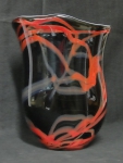 MOLINARI - Vaso de formato irregular em vidro moldado com fundo negro ornamentado com faixas vermelhas. Alt.: 32cm. Assinado. (Em função da fragilidade, este lote só poderá ser enviado para fora do estado através de transportadora ou pelo sistema aéreo "JAD LOG").