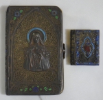 Missal e terço com respectiva caixinha em prata vermeil portuguesa contraste "Javali-Porto", finamente filigranados e esmaltados com imagens sacras e flores. Medida do missal: 9 X 6.