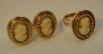 Conjunto de par de brincos e anel em ouro 18k com camafeus de dama antiga. Aro 12/13. Peso: 20,9g.