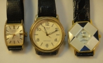 Três relógio de pulso: a) masculino da marca "Casio" (quartz). b) feminino da marca "Seiko com calendário (automático). c)  feminino art deco sextavado da marca "Vienna", esmaltado em 2 cores (quartz).