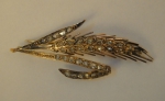 Broche do séc. XIX, no feitio de "ramo" de trigo em ouro 18k e 36 diamantes. Comp.: 5,5cm. Peso: 7.4g.