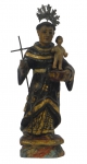 SANTO ANTONIO COM MENINO. Imagem miniatura em madeira policromada. Alt.: 16cm. Bahia - séc. XIX. Acompanha resplendor e cruz processional em prata.