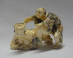 Grupo escultórico erótico miniatura em marfim japonês policromado. Comp.: 5,5cm. Assinado.